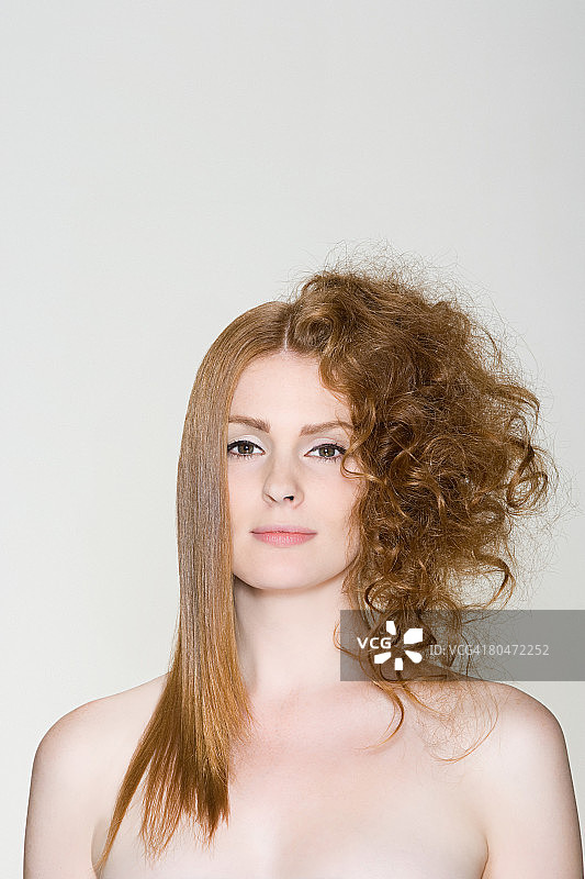 有直发和卷发的女人图片素材