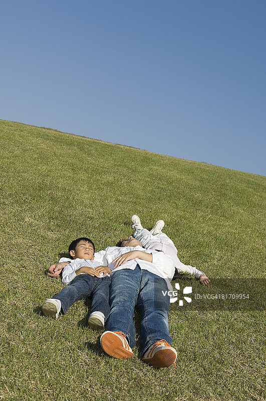 父亲和孩子们睡在田野里图片素材