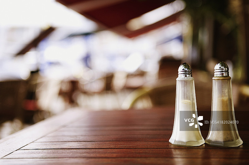桌子上的盐瓶和胡椒瓶的特写图片素材