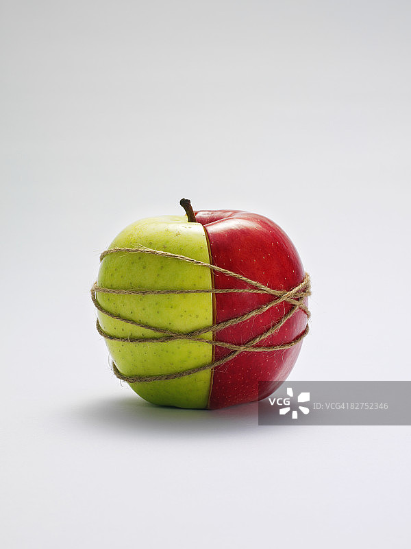两个苹果的一半用绳子绑在一起图片素材