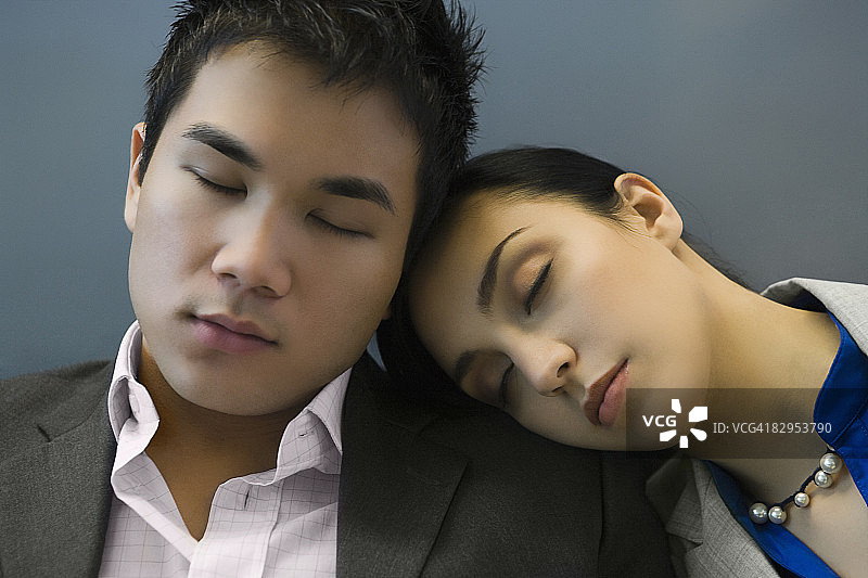一个商人和一个女商人睡在机场图片素材