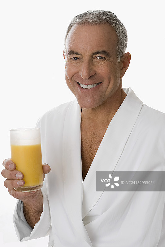 一个老人的肖像举着一杯橙汁和微笑图片素材