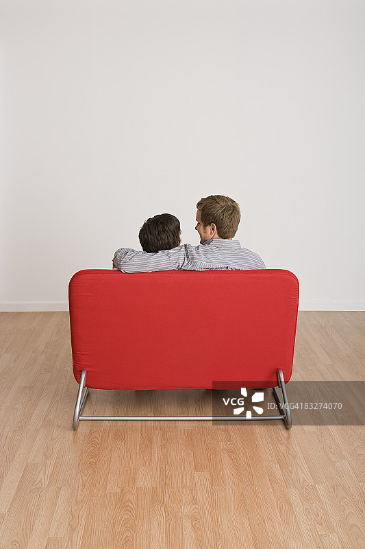 一对夫妇一起坐在沙发上图片素材