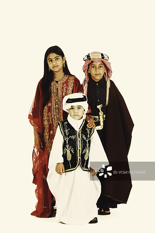 兄弟姐妹穿着传统服装图片素材