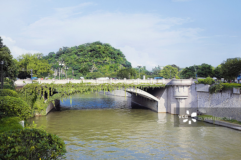中国广西壮族自治区桂林市一座跨江大桥图片素材