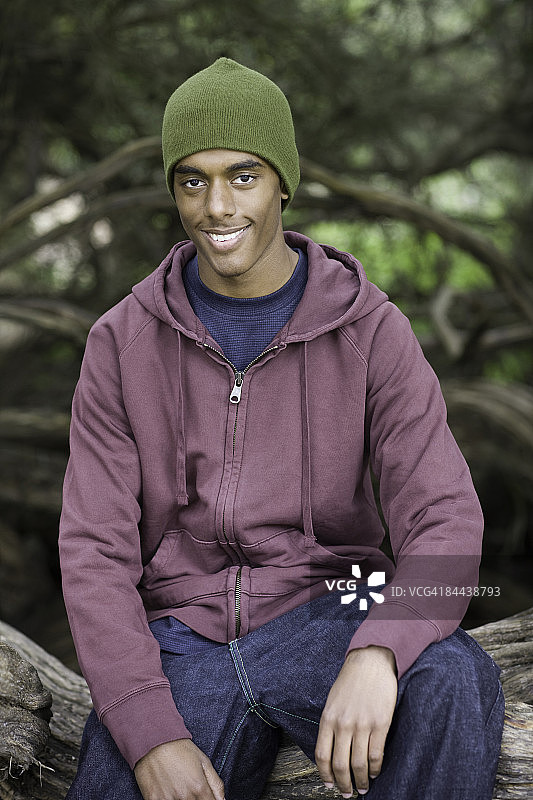 公园里的非裔美国男性青年的肖像图片素材