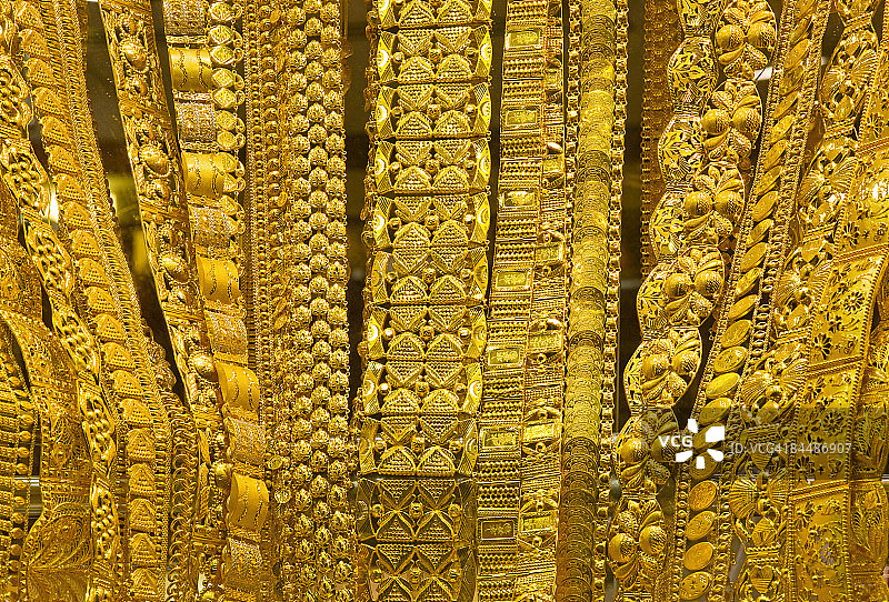 黄金珠宝在德拉黄金市场的特写。图片素材