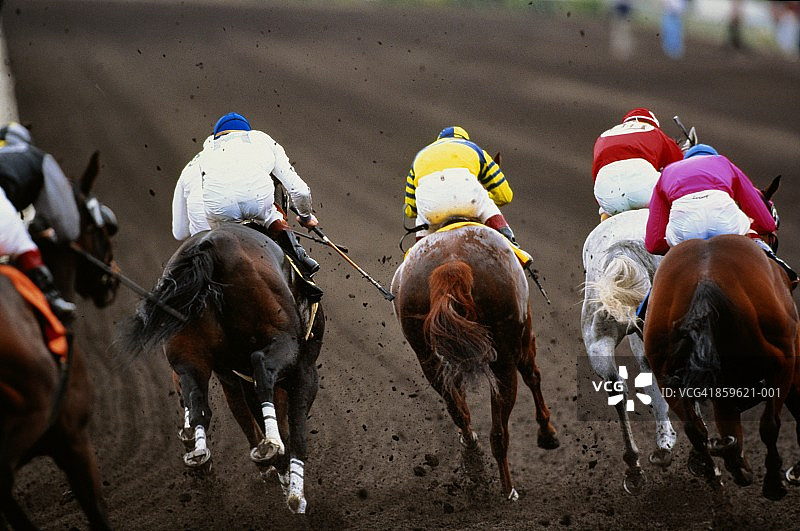 赛马，后视镜五名选手，泥飞了起来图片素材