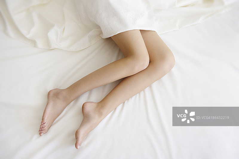 近距离的睡觉女人的腿图片素材