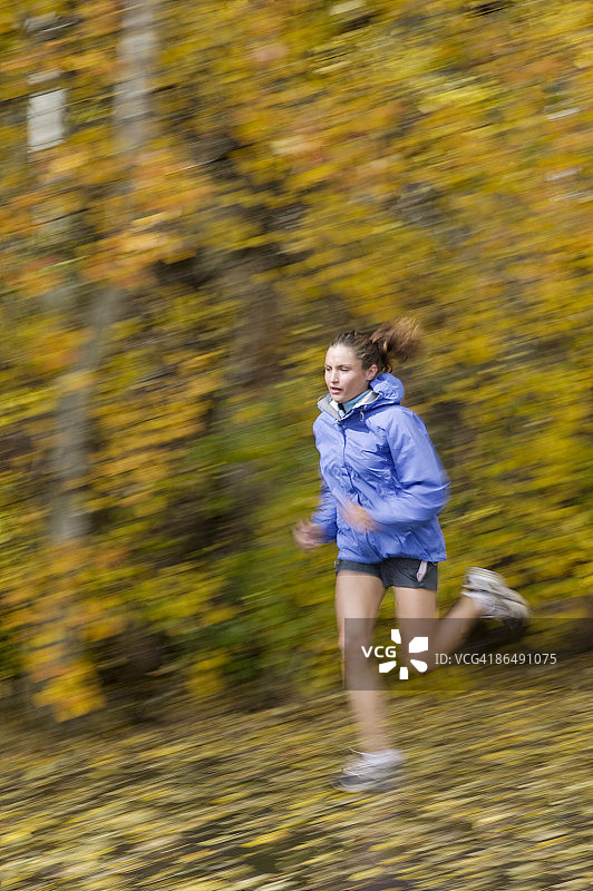 女人在树林里奔跑图片素材
