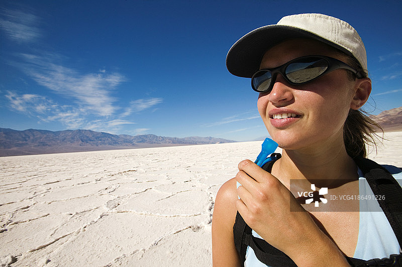 沙漠中的女人肖像，博纳维尔盐滩，犹他州，美国图片素材