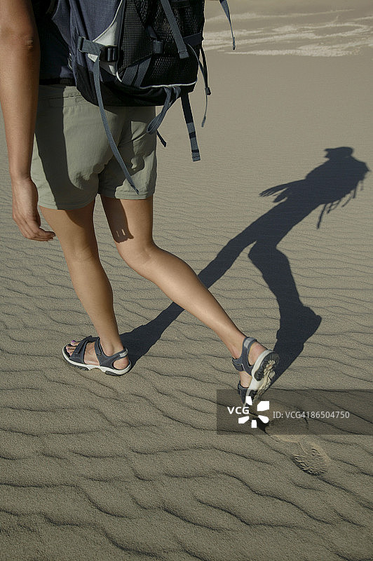 在沙漠中徒步旅行的女人图片素材