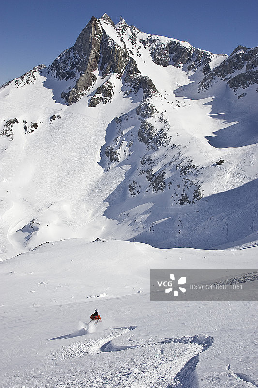 在奥地利阿尔伯格的圣安东，一名年轻男子在无足迹的雪道外滑雪。图片素材