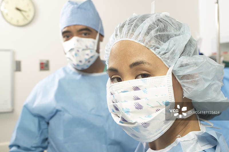 一群医生穿着外科器械看着摄像机的肖像图片素材
