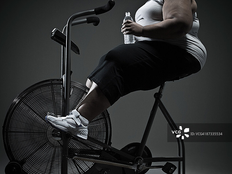 骑自行车锻炼的超重妇女图片素材