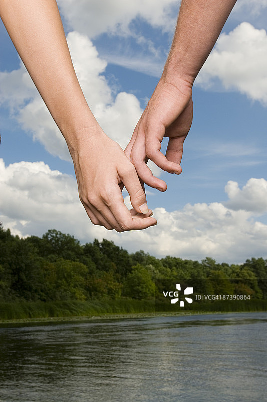 年轻夫妇牵着手的特写图片素材