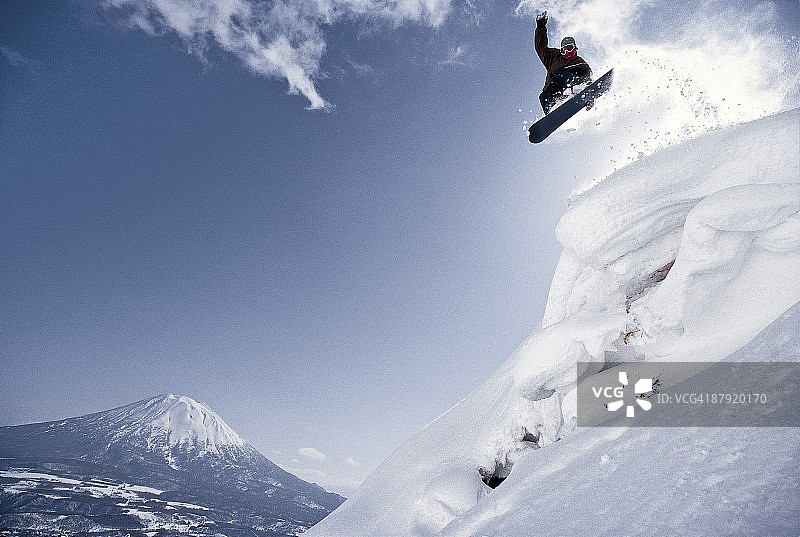 在日本Snownboarding。图片素材