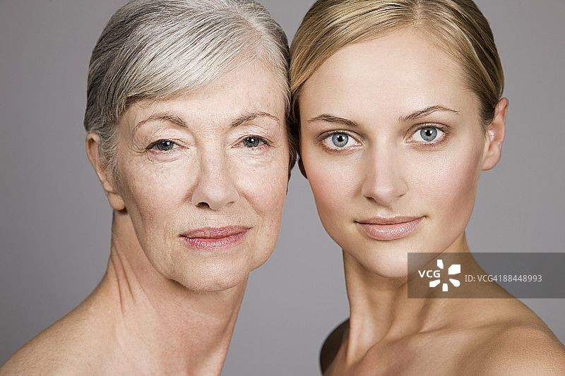 年轻女性和年长女性的面孔图片素材