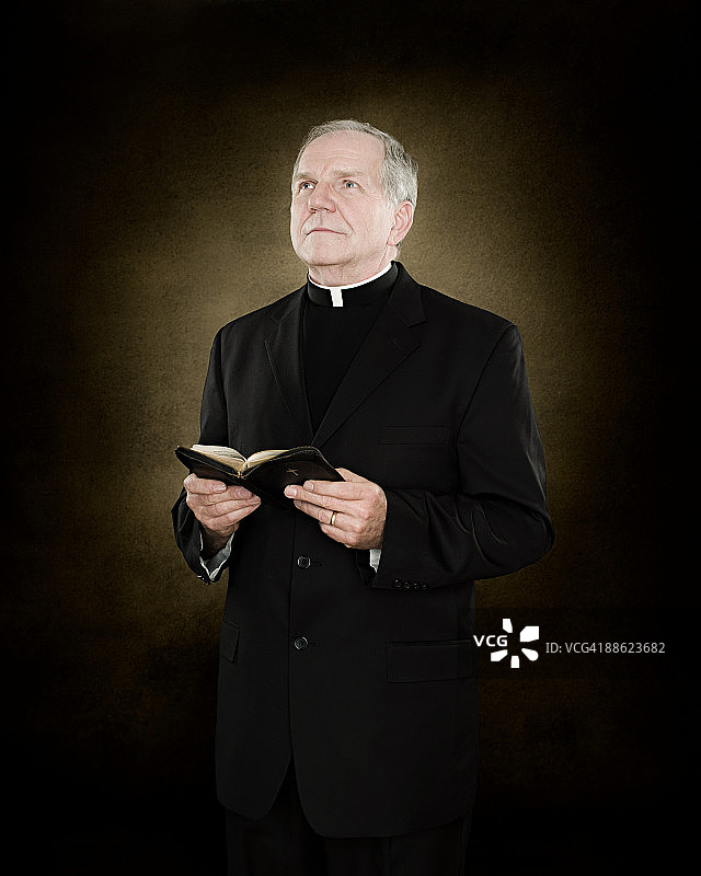 牧师手持圣经的肖像图片素材