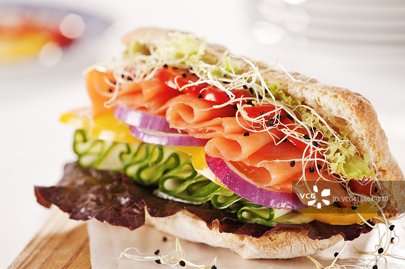 健康的三文鱼三明治与新鲜的食材。图片素材