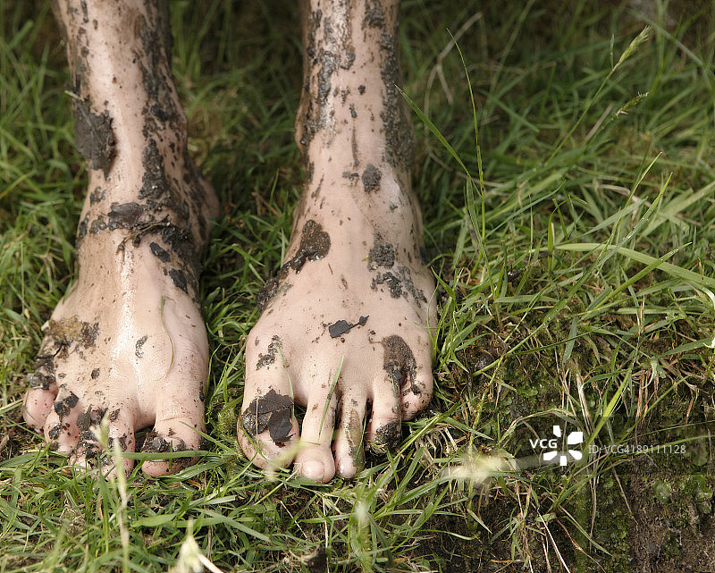 泥和树叶粘在女人的脚上图片素材