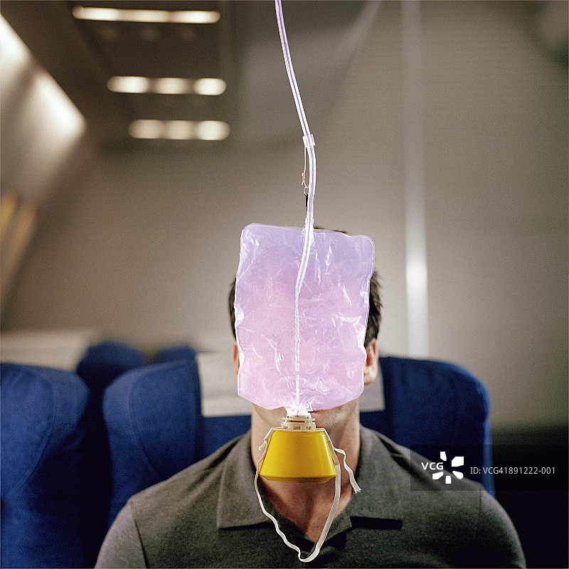 飞机上戴着氧气面罩的人图片素材