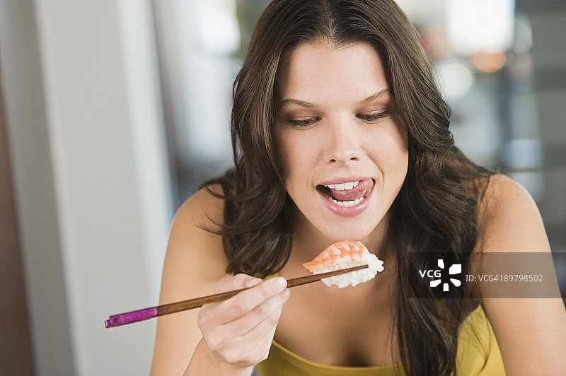 一个女人吃寿司的特写图片素材