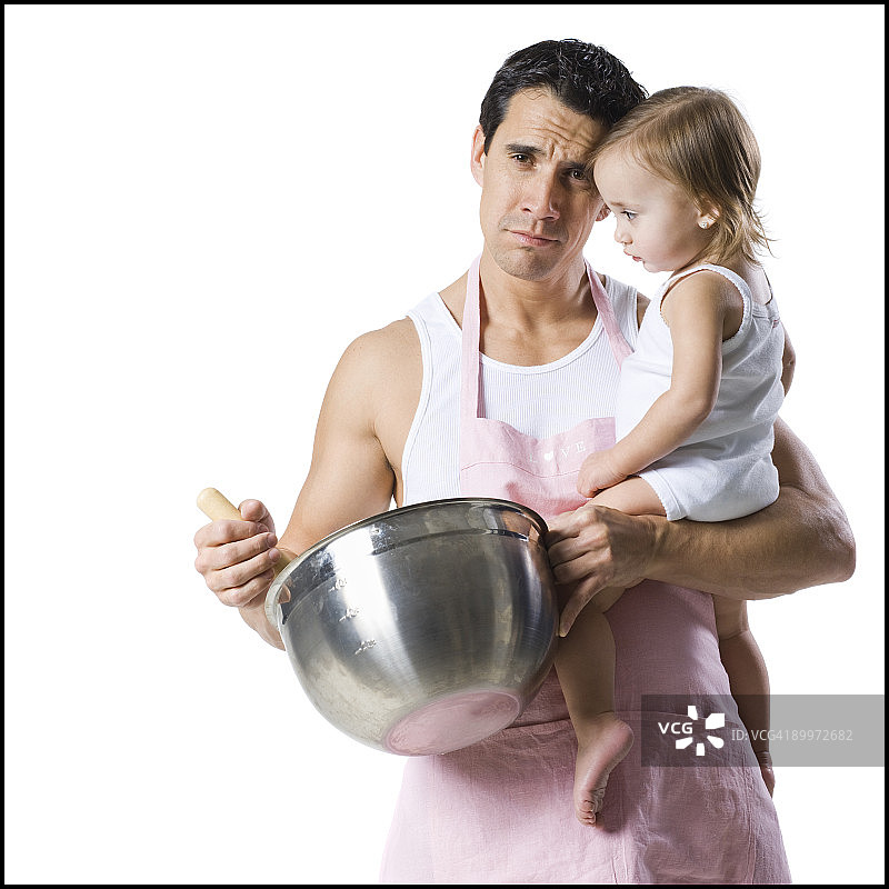 男人和婴儿和搅拌碗图片素材