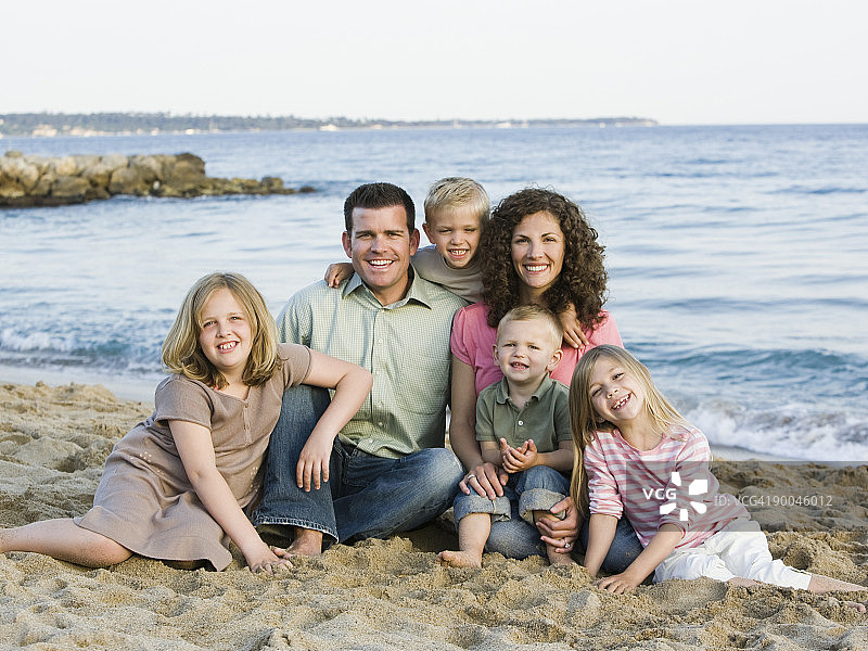 一家人在海滩上图片素材