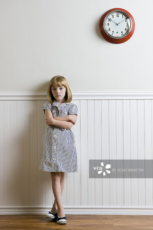女孩靠墙站着图片素材