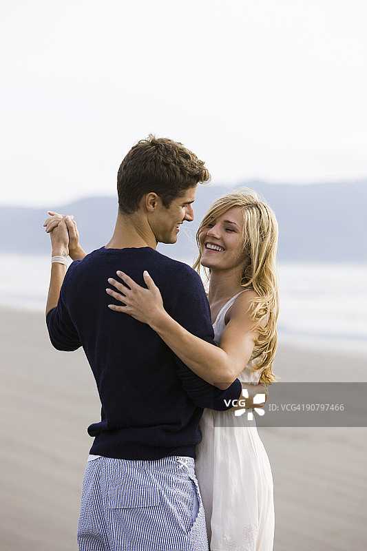 海滩上的年轻夫妇图片素材
