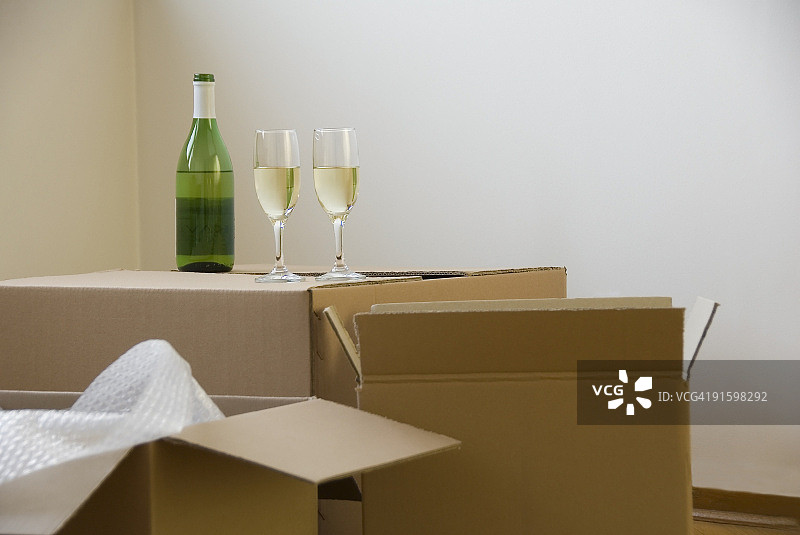 两杯酒放在移动的盒子上图片素材