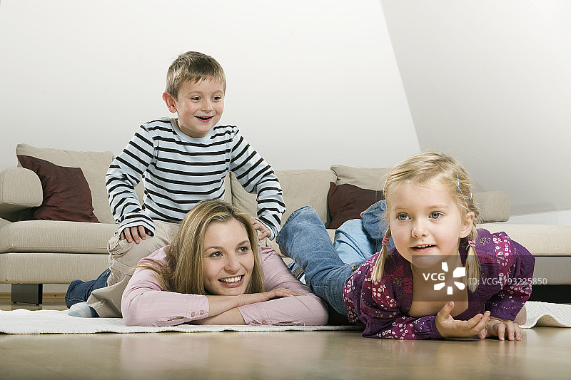 母亲和孩子们在家里放松，微笑着图片素材