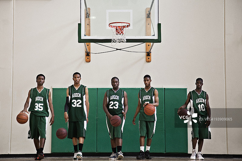 认真的非洲篮球运动员在体育馆里运球图片素材
