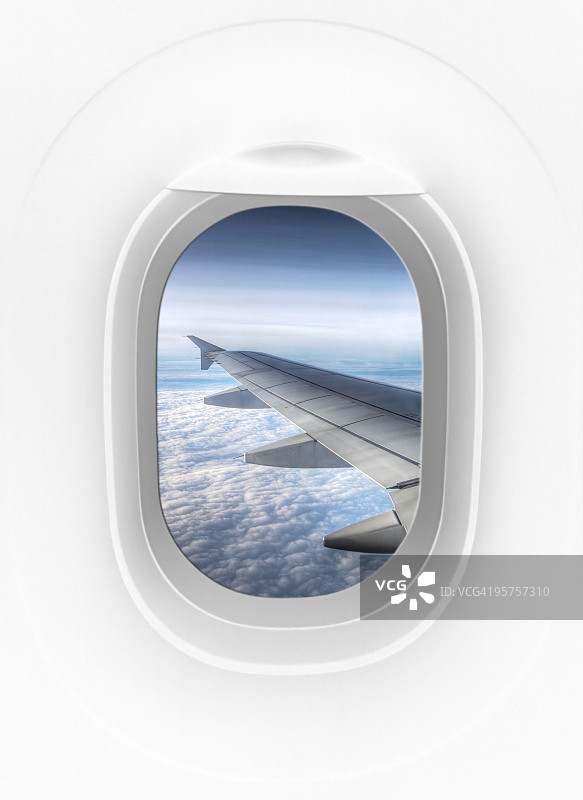 从飞机内部通过飞机窗口在机翼上观看图片素材