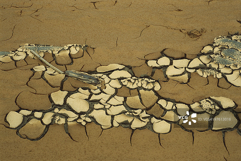 龟裂的硬盘，干燥的地面图片素材