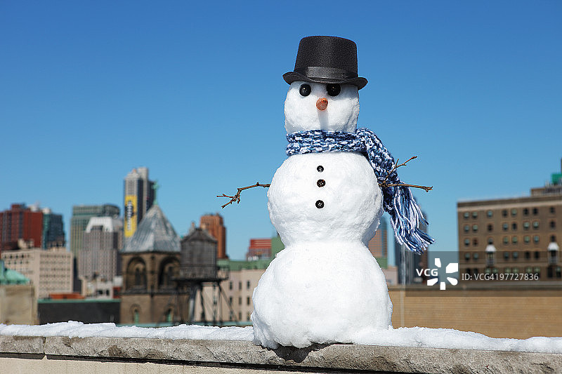 屋顶上的城市雪人图片素材