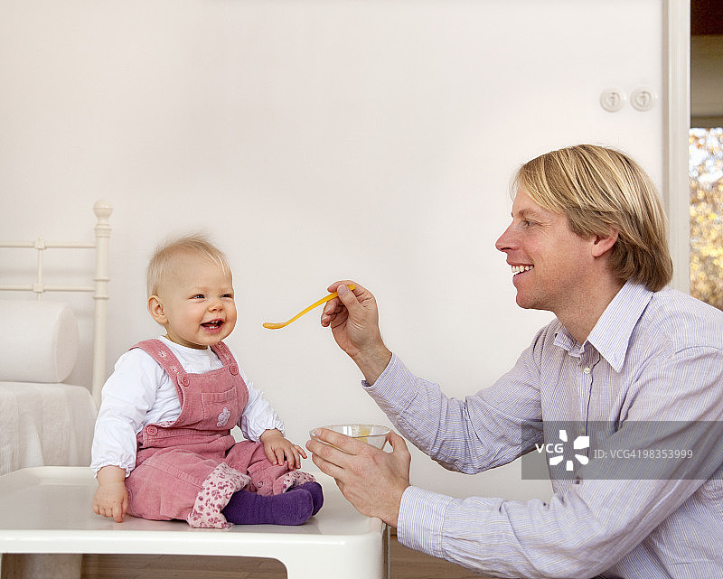 爸爸喂宝宝图片素材