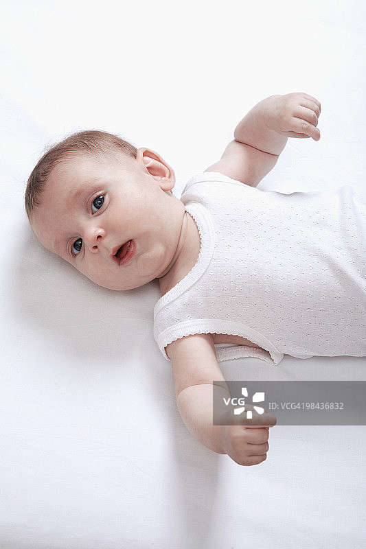 婴儿仰卧的高角度肖像图片素材