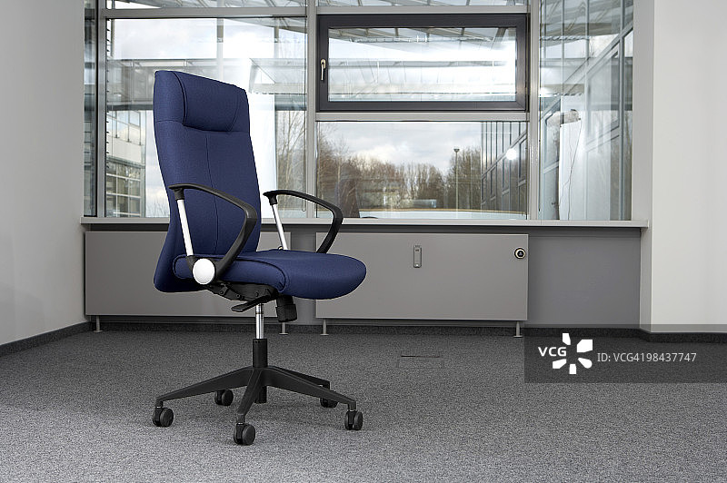 静物椅子在空旷的办公空间图片素材
