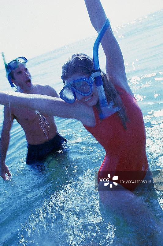 男人和女人在水里戴着通气管图片素材