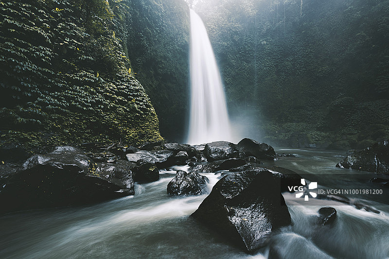 Nungnung瀑布水花在巴厘岛丛林，印度尼西亚图片素材