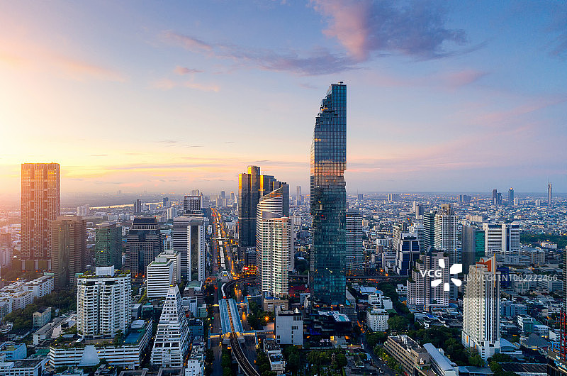 鸟瞰图曼谷现代办公大楼，公寓，居住在曼谷市区，日落风景，曼谷是东南亚人口最多的城市。泰国曼谷图片素材