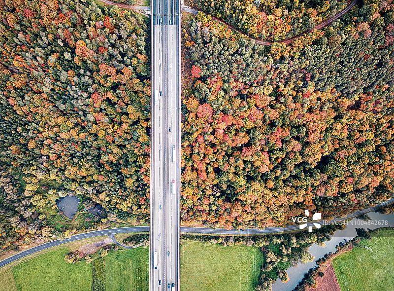 无人机拍摄的德国一条美丽的高速公路图片素材