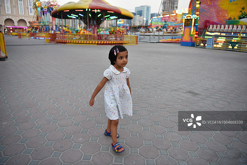 小女孩(3-4岁)在儿童游乐区行走图片素材