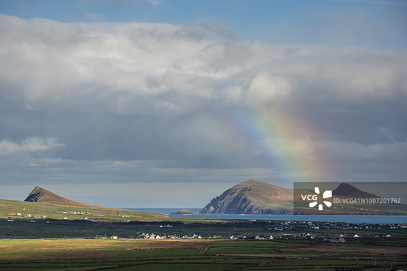 彩虹越过山丘和住宅，望向克洛格和罗斯罗，丁格尔半岛，县克里，明斯特，爱尔兰共和国，欧洲图片素材