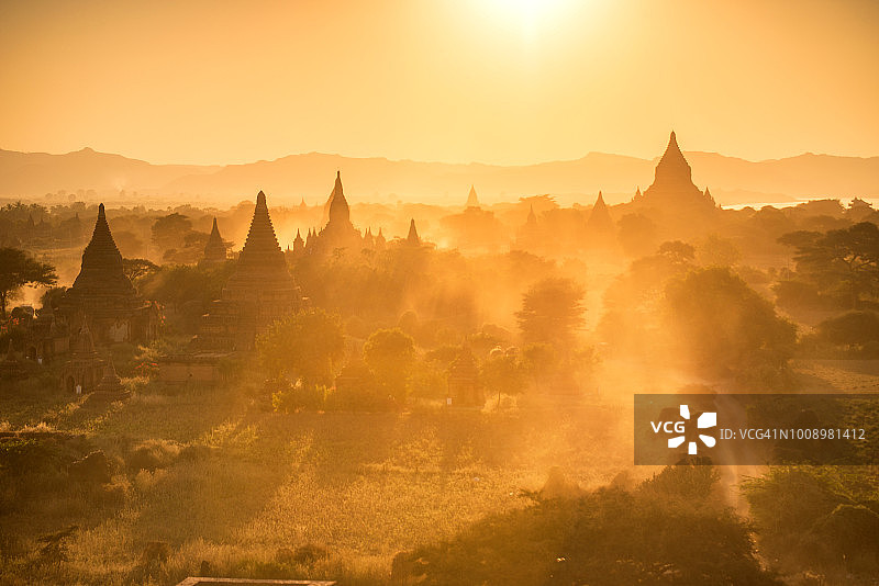 美丽的剪影风景，日出在蒲甘古塔，缅甸图片素材