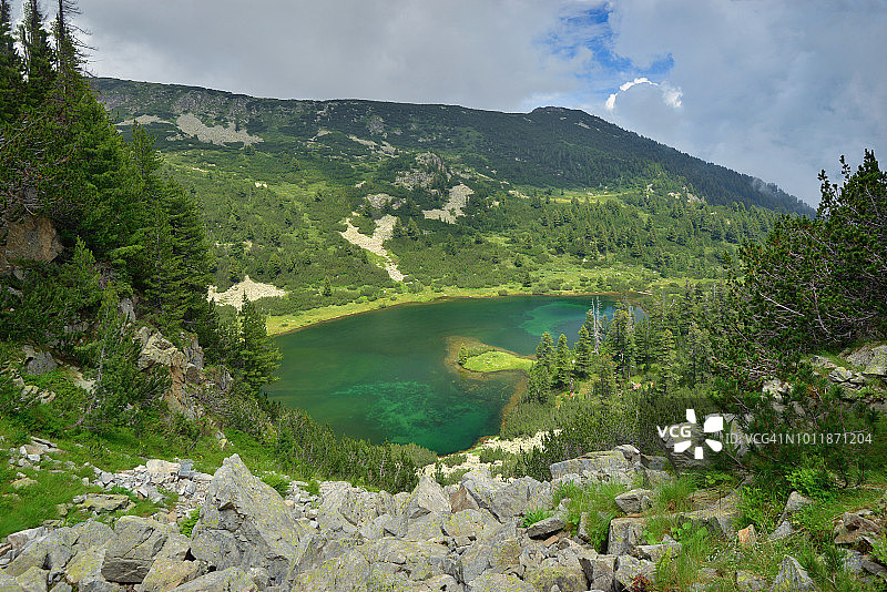 保加利亚皮林国家公园美丽的山湖图片素材