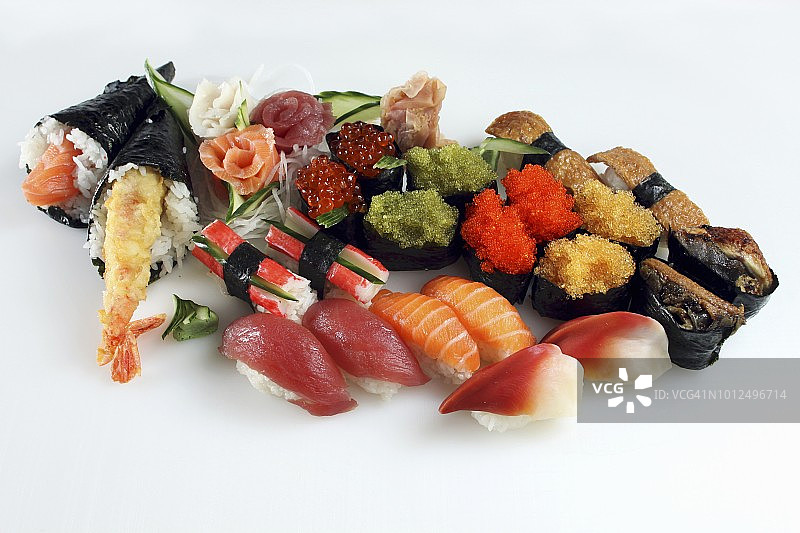 各种各样的寿司放在白色的表面上图片素材