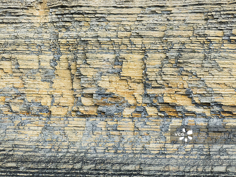 显示岩层的悬崖面;格拉摩根遗产海岸，格拉摩根，英国南威尔士。6月。图片素材